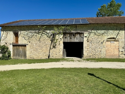 Spacious farmhouse with barn, equestrian facilities, swimming pool and 5ha