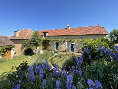 Renovated farmhouse with guest studio and 12ha