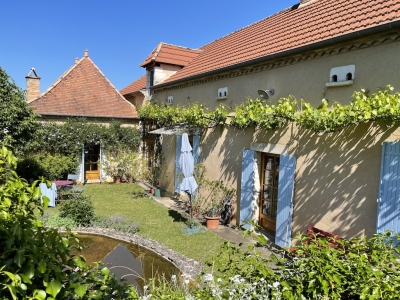 Renovated farmhouse with guest studio and 12ha