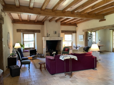 Renovated farmhouse with guest studio and 12ha