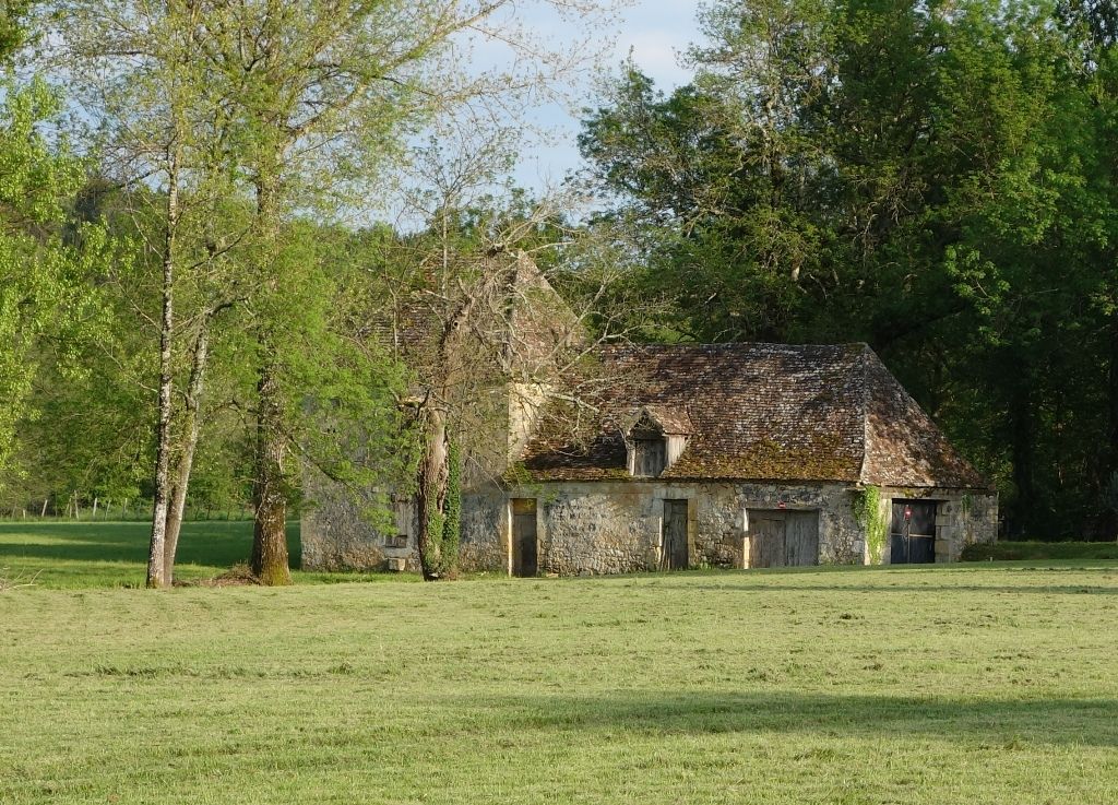 Superbe moulin périgourdin du XVIIIème siècle à restaurer avec 2,7 ha