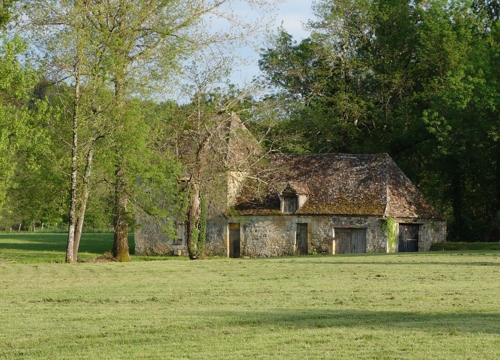 Superb 18th century périgourdine mill for restoration with 2.7ha