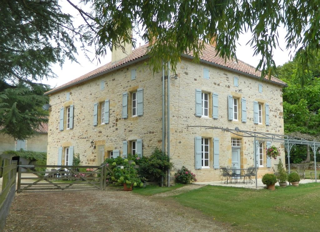 Superbly located maison de maitre with swimming pool and 44ha