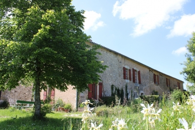 Farmhouse with chambres d'hotes, traditional outbuildings and 5ha