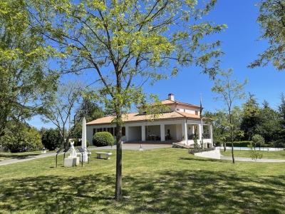 Spacious country house with guest apartment, swimming pool and 22ha