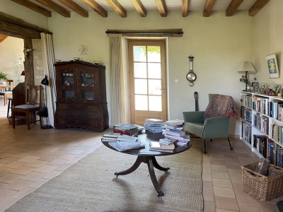 Renovated farmhouse with guest studio and 12ha