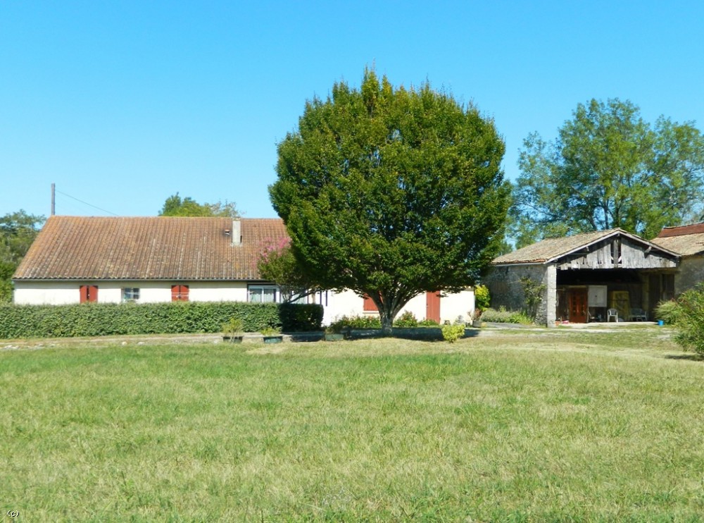 Farmhouse with extensive outbuildings and 4.8ha