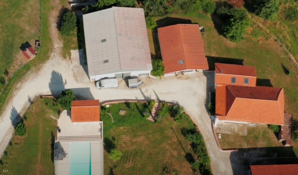 Equestrian home with maison d'amis, swimming pool, substantial outbuildings and 5ha