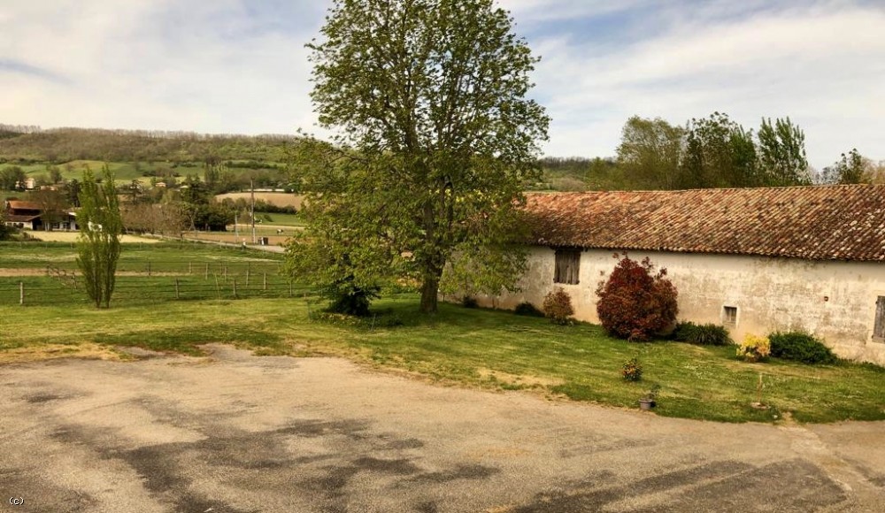 Substantial 6 bedroom farmhouse with gite, outbuildings and 2ha