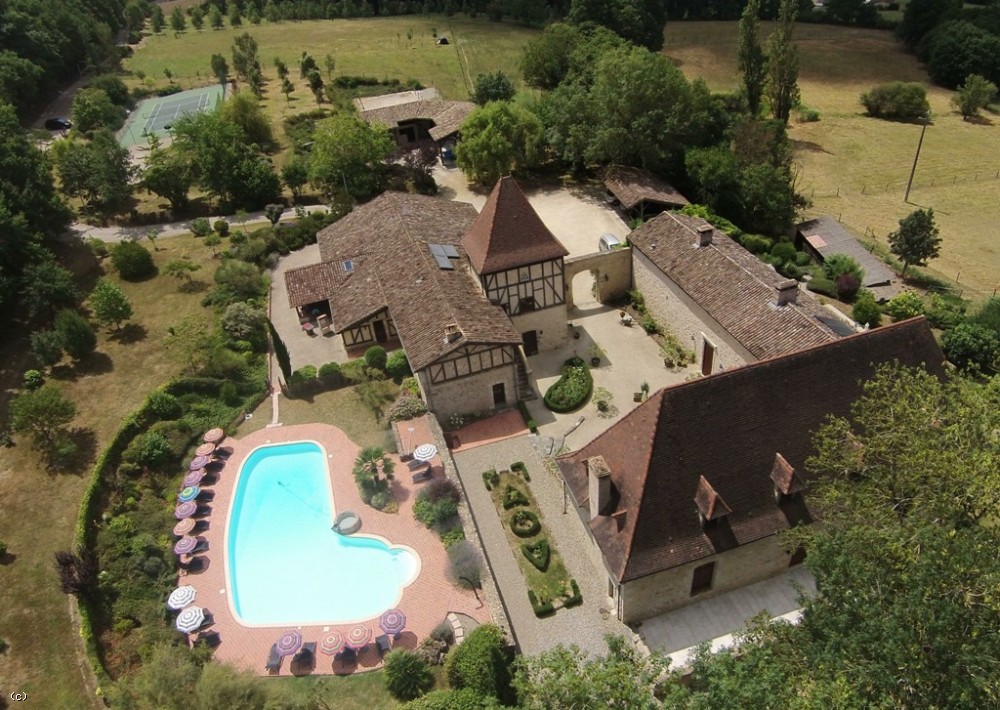 Restored 16th century chateau with 2 swimming pools, stables, tennis court and 10ha
