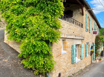 Spacieuse maison de village périgourdine avec un appartement d'amis, un jardin et un garage