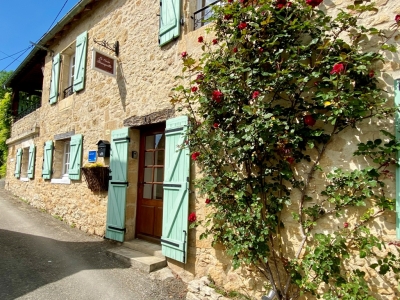 Spacious périgourdine village house with guest apartment, garden and garage