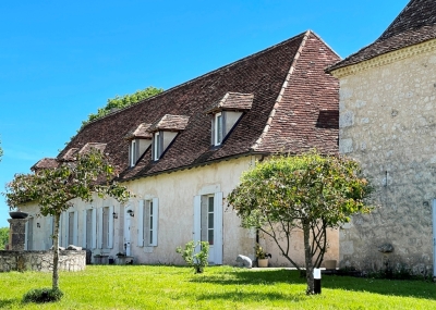 Joli manoir du XIXème siècle avec une maison de gardien, 2 gîtes, une piscine et 9 ha
