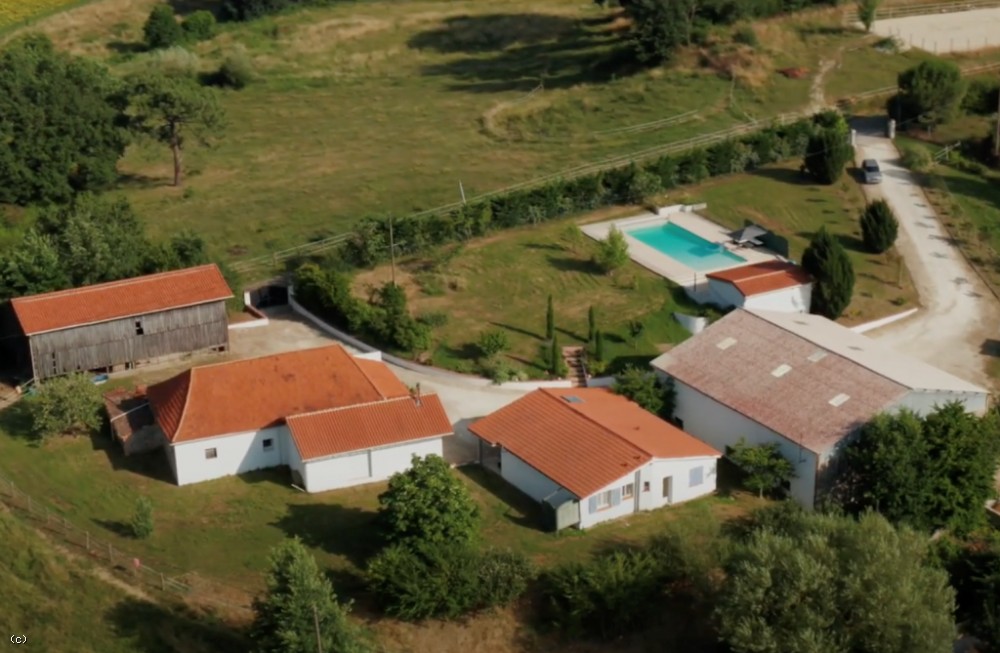 Equestrian home with maison d'amis, swimming pool, substantial outbuildings and 5ha