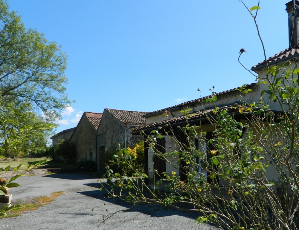 Farmhouse with extensive outbuildings and 4.8ha