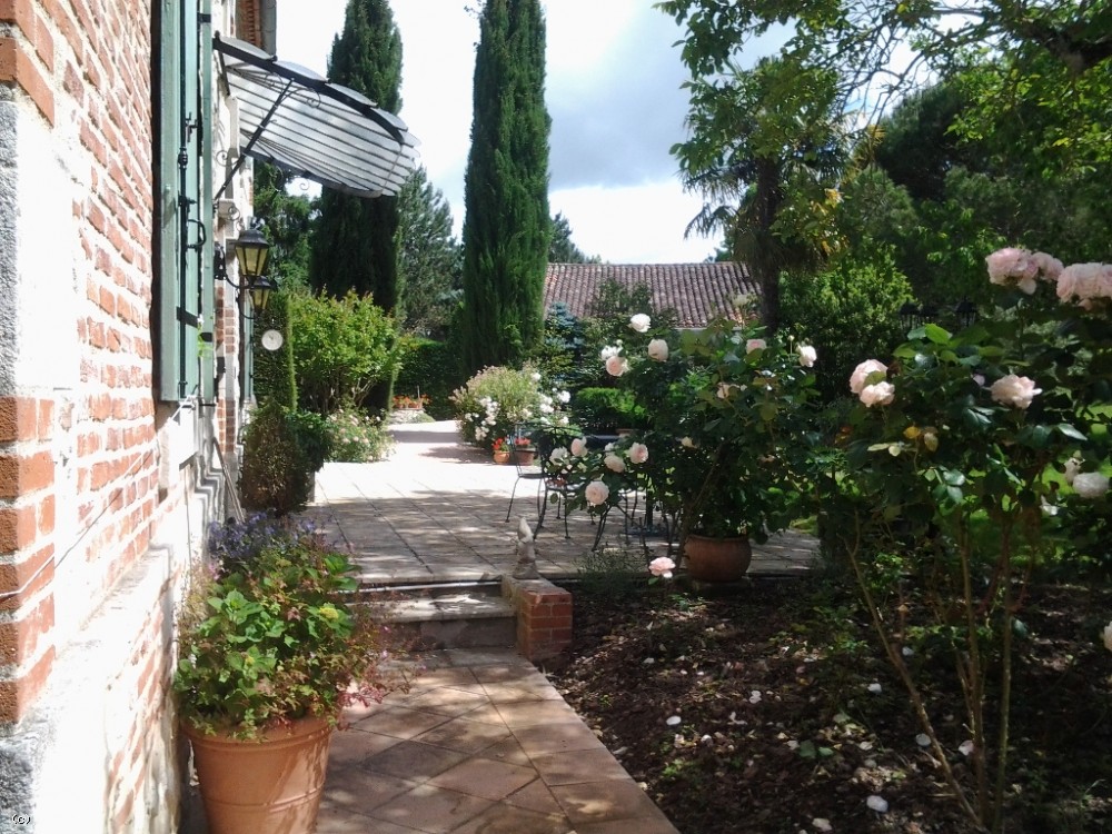 Attractive maison de maitre with integral apartment, swimming pool, barn and 2.6ha