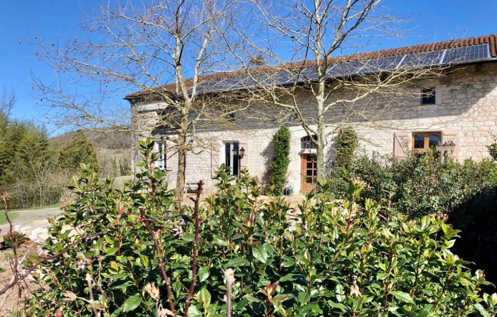 Superbly located domaine with gite, extensive equestrian facilities, swimming pool and 40ha