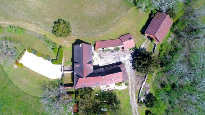 Superbly restored périgourdine farmhouse with swimming pool, barn and 1.5ha