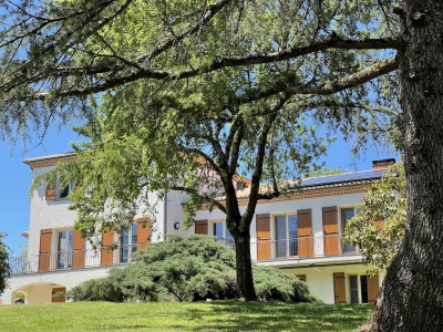 Maison de campagne spacieuse avec un appartement d'amis, une piscine et 22 ha