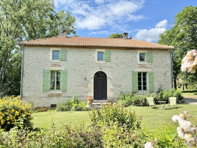 Jolie maison de maître avec un gîte, une piscine, un court de tennis et 16,5 ha