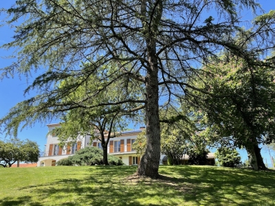 Maison de campagne spacieuse avec un appartement d'amis, une piscine et 22 ha