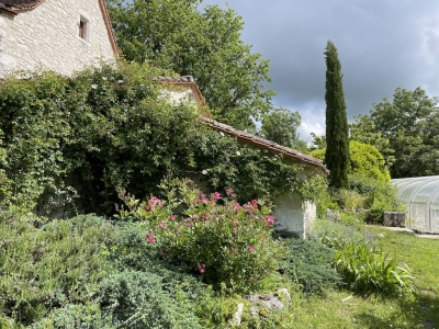 Ferme restaurée du XVIIème siècle avec un gîte, une piscine et 8 ha