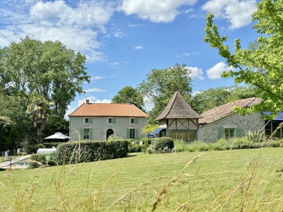 Attractive maison de maître with gite, swimming pool, tennis court and 16.5ha