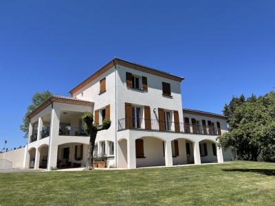 Maison de campagne spacieuse avec un appartement d'amis, une piscine et 22 ha