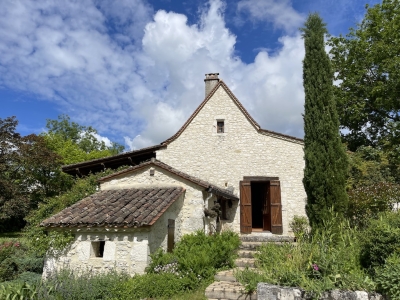 Ferme restaurée du XVIIème siècle avec un gîte, une piscine et 8 ha