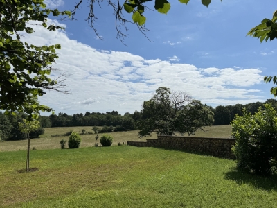 Maison de trois chambres joliment restaurée avec un jardin