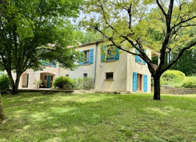 Maison de campagne spacieuse avec une piscine chauffée et un jardin