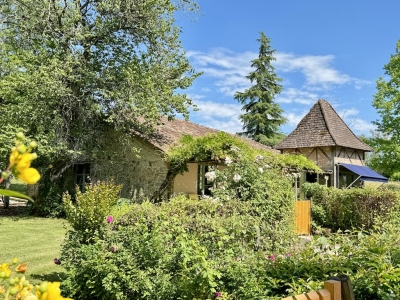 Jolie maison de maître avec un gîte, une piscine, un court de tennis et 16,5 ha