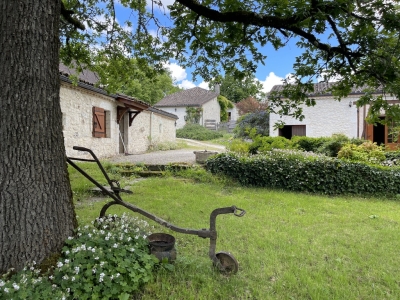 Ferme restaurée du XVIIème siècle avec un gîte, une piscine et 8 ha