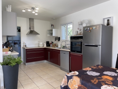 Maison moderne tout confort avec une piscine et un jardin