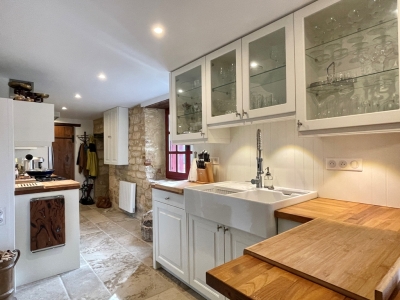 Superbly located and sympathetically restored périgourdine house with stunning views