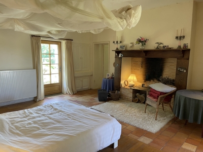 Renovated farmhouse with guest studio and 12ha