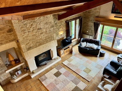 Maison de campagne spacieuse avec une piscine chauffée et un jardin