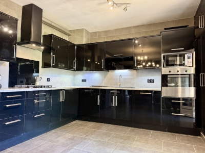 Attractive 4 bedroom house with integral apartment and large garden