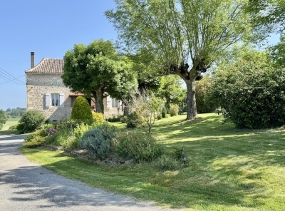 Attractive 19th century maison de maître with swimming pool and garden