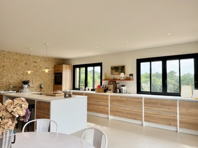 Ferme soigneusement restaurée avec une piscine chauffée et un jardin