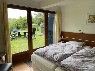 Maison de trois chambres au bord de la rivière avec un grand jardin