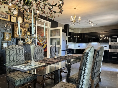 Attractive 4 bedroom house with integral apartment and large garden