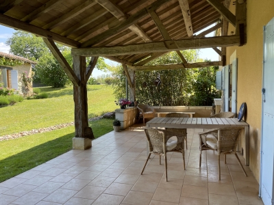 Renovated farmhouse with guest studio and 12ha