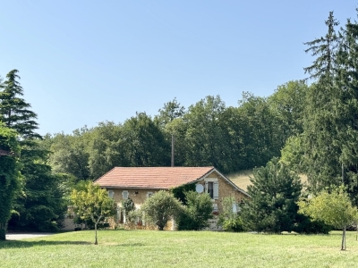 Superbe grange aménagée avec deux gîtes, une piscine et 11 ha,