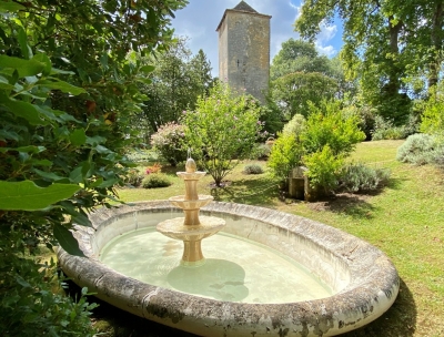 Vaste manoir du XVIIIe siècle avec un gîte et un jardin clos