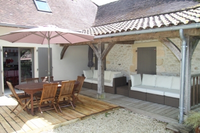 Immaculately presented périgourdine style house with swimming pool and garden