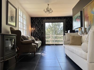 Attractive 4 bedroom house with integral apartment and large garden