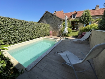 Renovated farmhouse with guest studio and 12ha