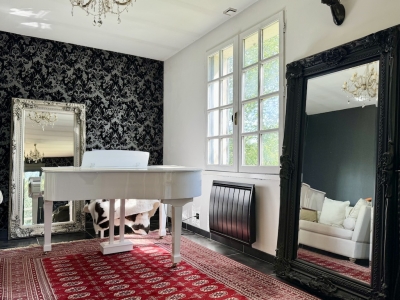 Attractive 4 bedroom house with integral apartment and large garden