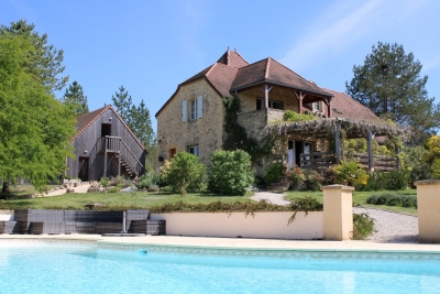 Jolie maison de style périgourdin avec une piscine et une superbe vue